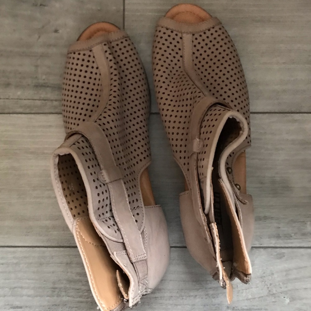 Earth open toe taupe shoes size 9